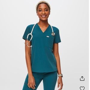 Catarina one pocket scrub top Carribean blue